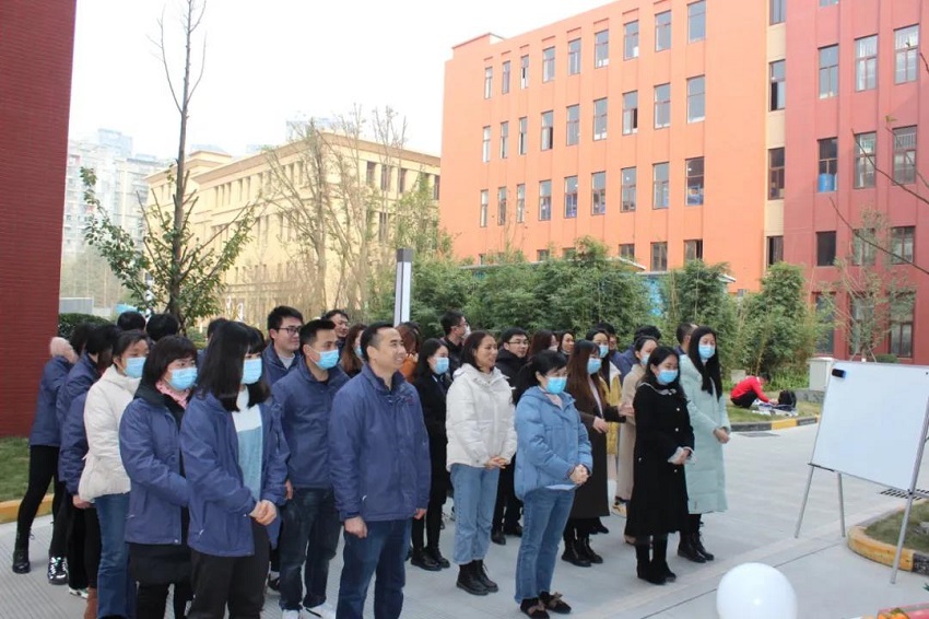 圣诞老人不仅带来了糖果、蛋糕、还有无尽欢笑，因为他叫“水思源”