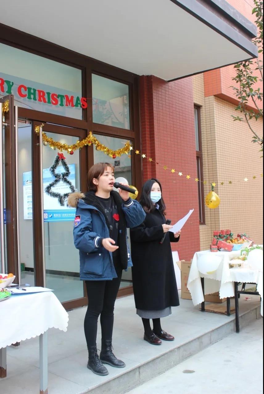 圣诞老人不仅带来了糖果、蛋糕、还有无尽欢笑，因为他叫“水思源”