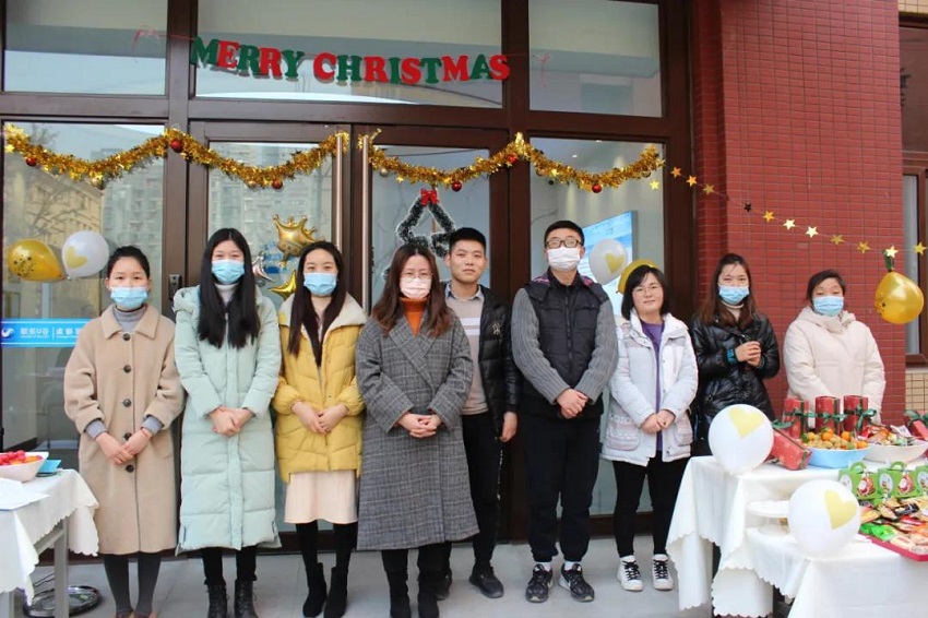 圣诞老人不仅带来了糖果、蛋糕、还有无尽欢笑，因为他叫“水思源”