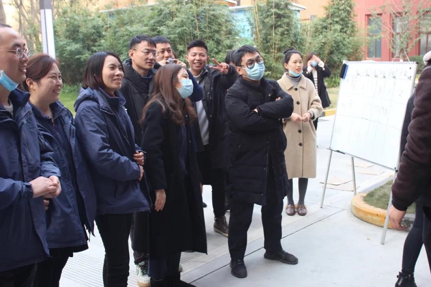 圣诞老人不仅带来了糖果、蛋糕、还有无尽欢笑，因为他叫“水思源”